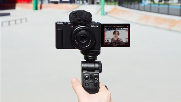 Новата ZV-1F влогинг камера на Sony е тук за пълна творческа свобода