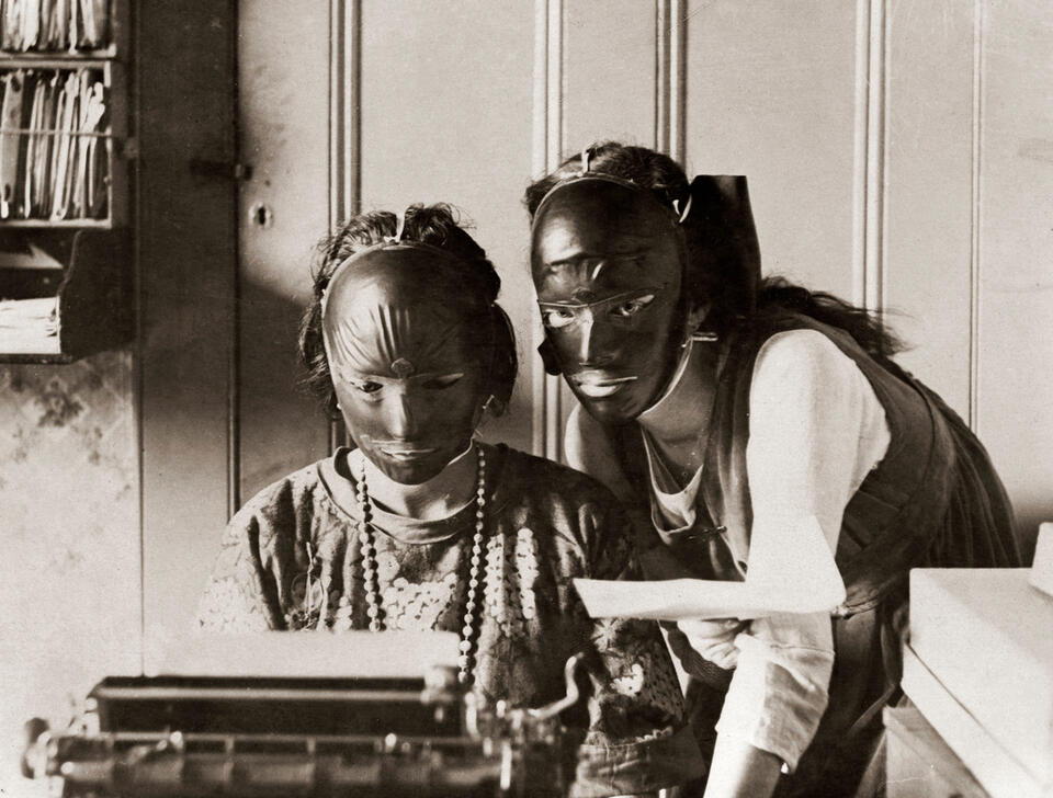 Rubber beauty masks, worn to remove wrinkles and blemishes; modeled by two women at a typewriter. Photograph, ca. 1921 AKG8442489 © akg-images / Wellcome Collection / SCIENCE SOURCE Rubber beauty masks, worn to remove wrinkles and blemishes; modeled by two women at a typewriter. Photograph, ca. 1921 AKG8442489 © akg-images / Wellcome Collection / SCIENCE SOURCE