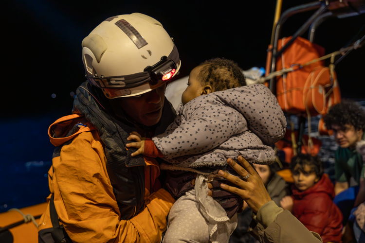 This pictures captures the harrowing moment an overcrowded boat capsized last night. Luckily, the @MSF team managed to retrieve all 45 people safely from the water. Copyright: Simone Boccaccio