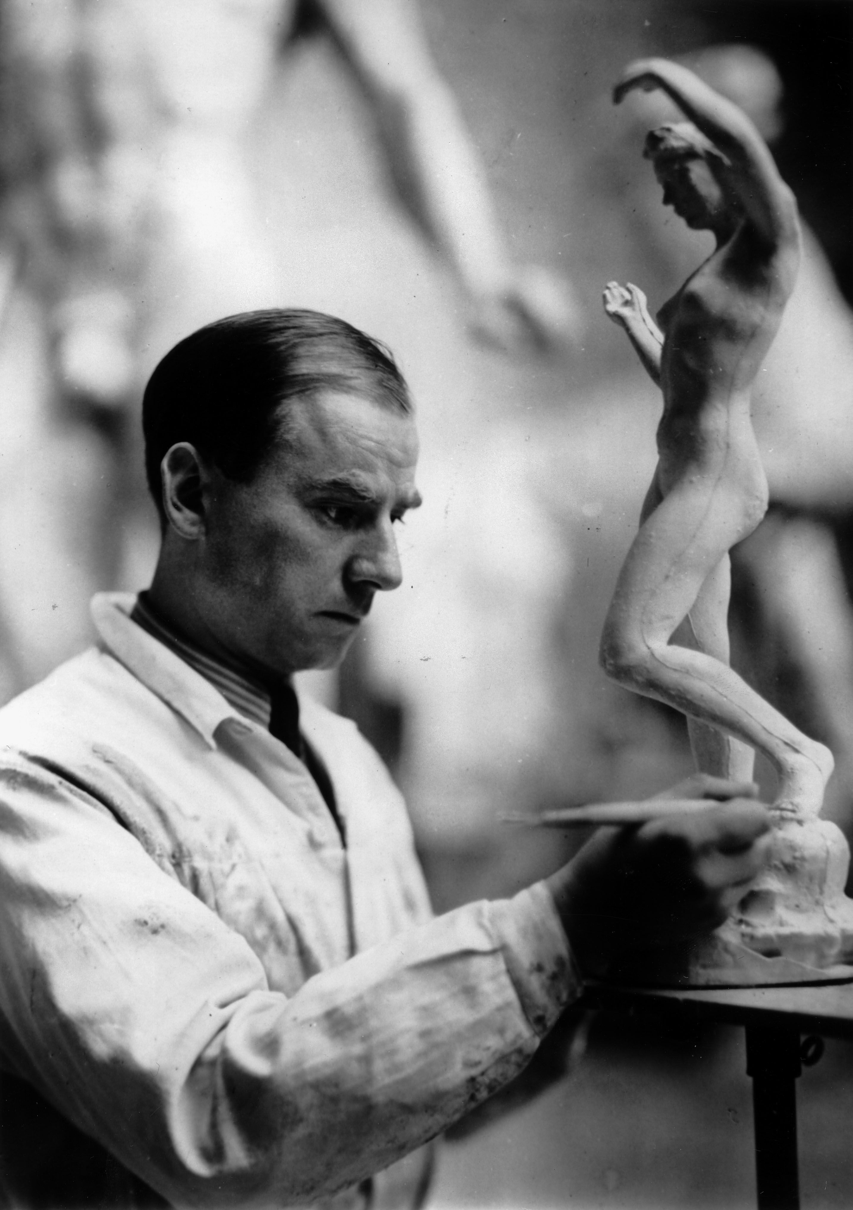 Official state sculptor Arno Breker working on a sculpture in his studio, 1940. AKG611 © akg-images