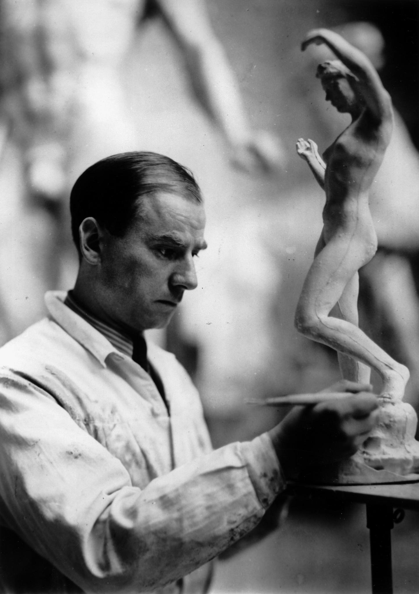 Official state sculptor Arno Breker working on a sculpture in his studio, 1940. AKG611 © akg-images