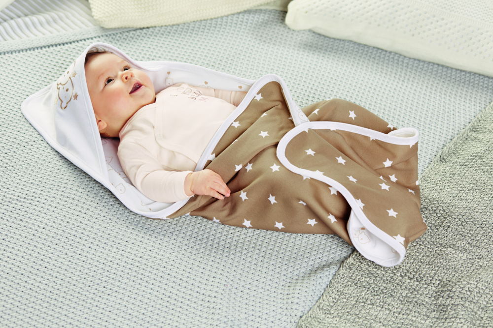 Couverture enveloppante avec capuchon 