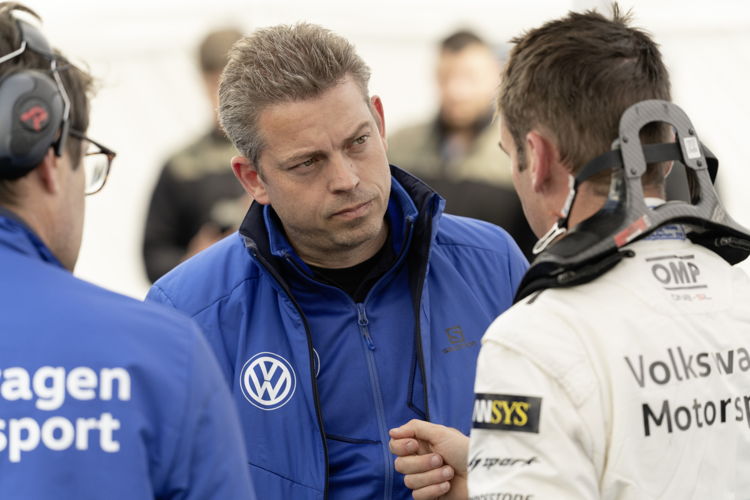 Marc-Christian Bertram, Jefe de Componentes Eléctricos y Electrónicos en Volkswagen Motorsport, dialoga con Romain Dumas.