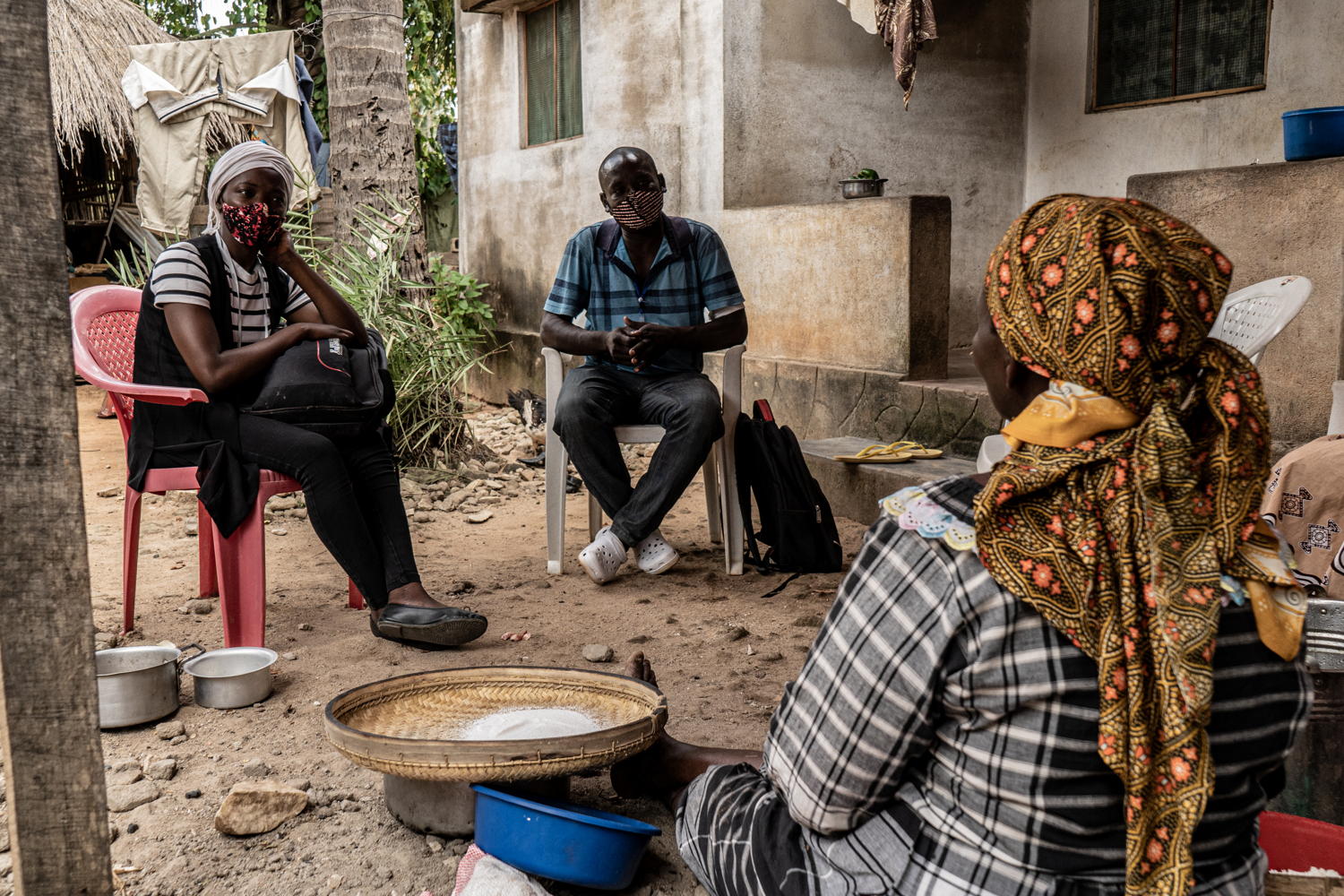 Cabo Delgado: Montepuez
A woman talks with an MSF health promotion team during a home visit in Montepuez. The team talk about health and mental health issues the patients may be experiencing and advise them on whether they need to be referred to a clinic for a follow up.
Photographer: Tadeu Andre