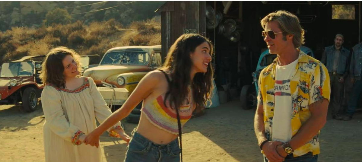 Cliff Booth (Brad Pitt) y Pussycat (Margaret Qualley) en Spahn Ranch | Photo: Sony Pictures