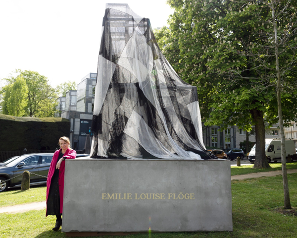 Dévoilement de l’œuvre Urban Folly II – Emilie Louise Flöge, un hommage à l’artiste et créatrice viennoise devant le Palais Stoclet
