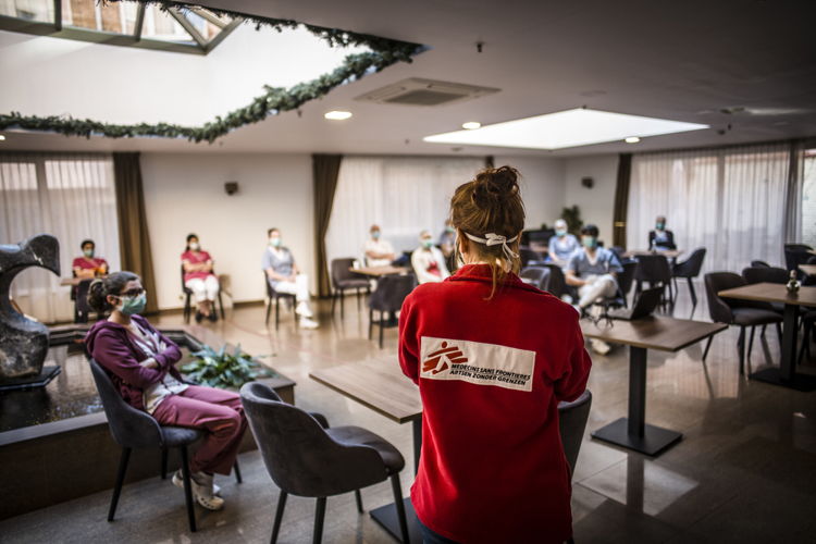 Intervention de MSF dans une maison de repos bruxelloise © Olivier Papegnies