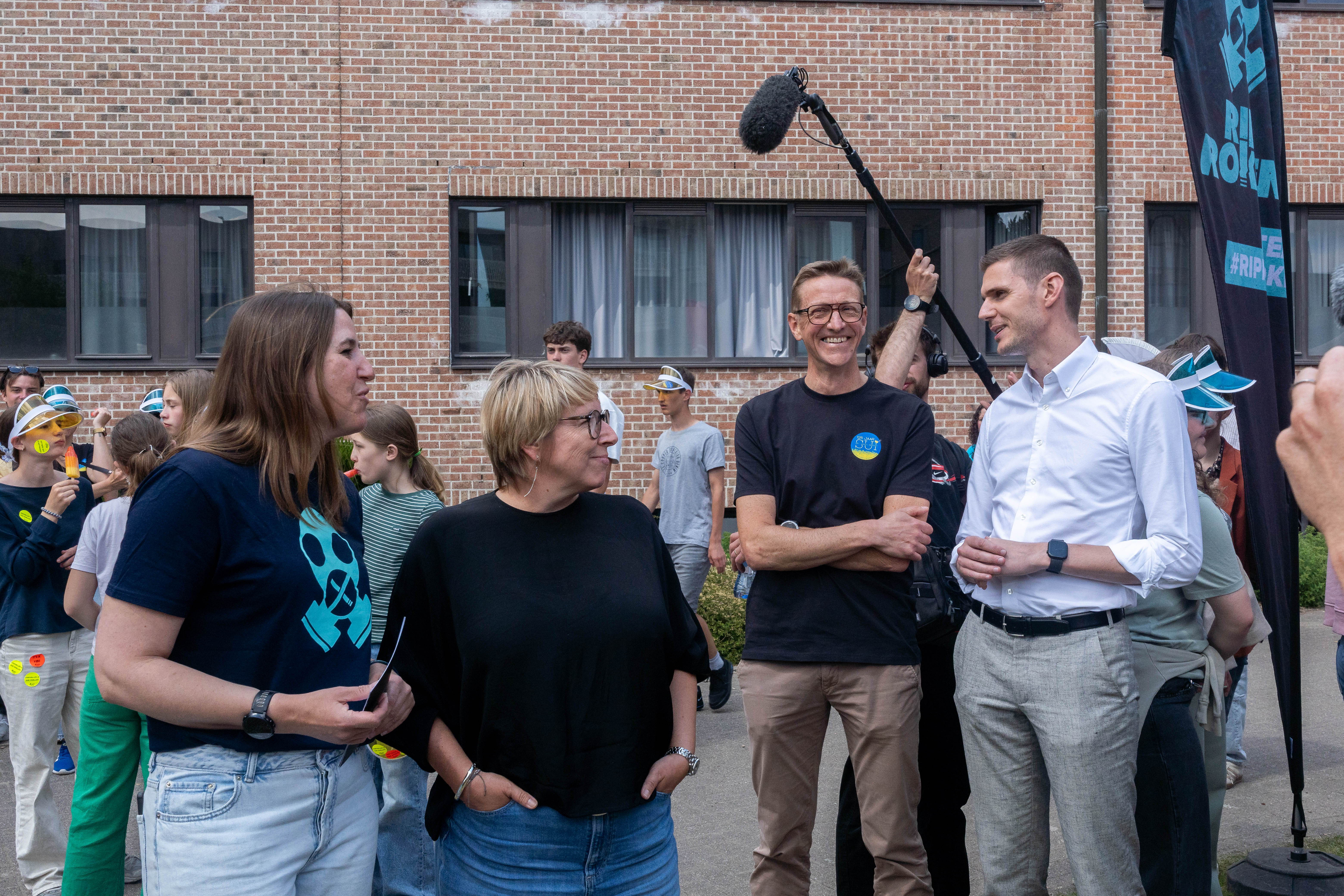 ©Nils Van Praet | V.l.n.r. Anke Berckmans (Campagneleider Kom op tegen Kanker), Caroline Gennez (Vlaams minister van Welzijn), Stefaan Vanderbist (Directeur Sint-Ursula Instituut Lier) en David Vansteenbrugge (Algemeen directeur Kom op tegen Kanker) ©Nils Van Praet | V.l.n.r. Anke Berckmans (Campagneleider Kom op tegen Kanker), Caroline Gennez (Vlaams minister van Welzijn), Stefaan Vanderbist (Directeur Sint-Ursula Instituut Lier) en David Vansteenbrugge (Algemeen directeur Kom op tegen Kanker)