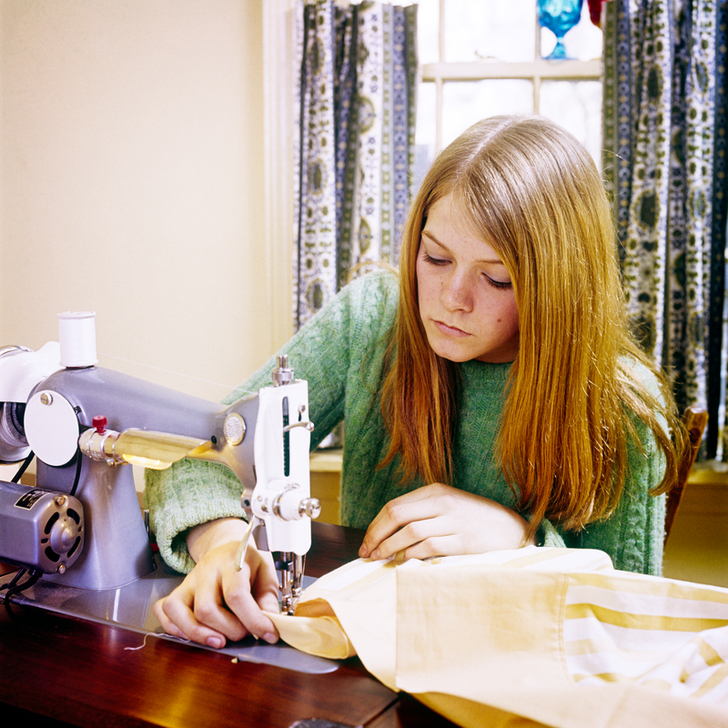 AKG8297636 1970s Teen using a sewing machine. © akg-images / ClassicStock / PHOTO MEDIA