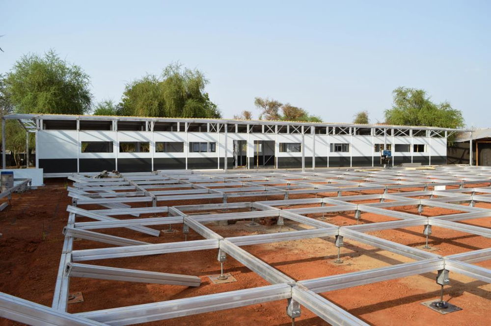 À Doro, au Sud-Soudan, MSF vient de finaliser la construction d’une nouvelle structure de santé qui fournira une maternité de 50 lits avec un service obstétrique et une unité de soins intensifs néonatals, ce qui représente un total de 1000m2.

© Carlos Cortez Henriquez/MSF