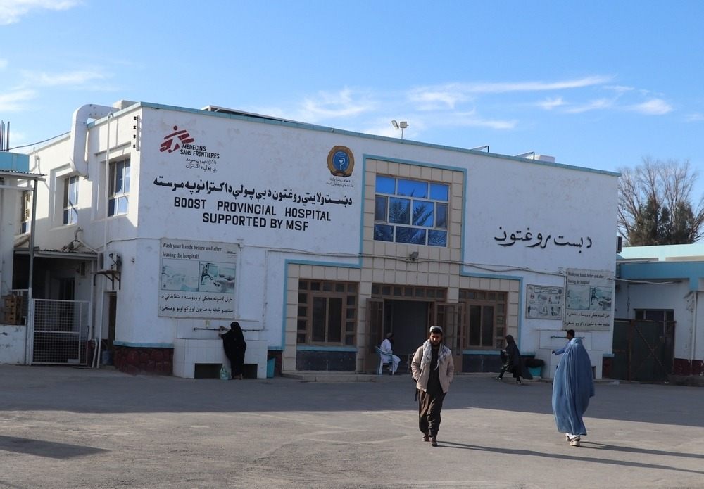 Afghanistan: MSF hospital is so overwhelmed that two children share a bed in critical care 
