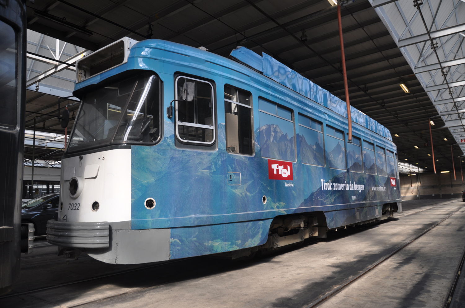 PCC-tram met reclame voor Visit Tirol. (foto: De Lijn)
