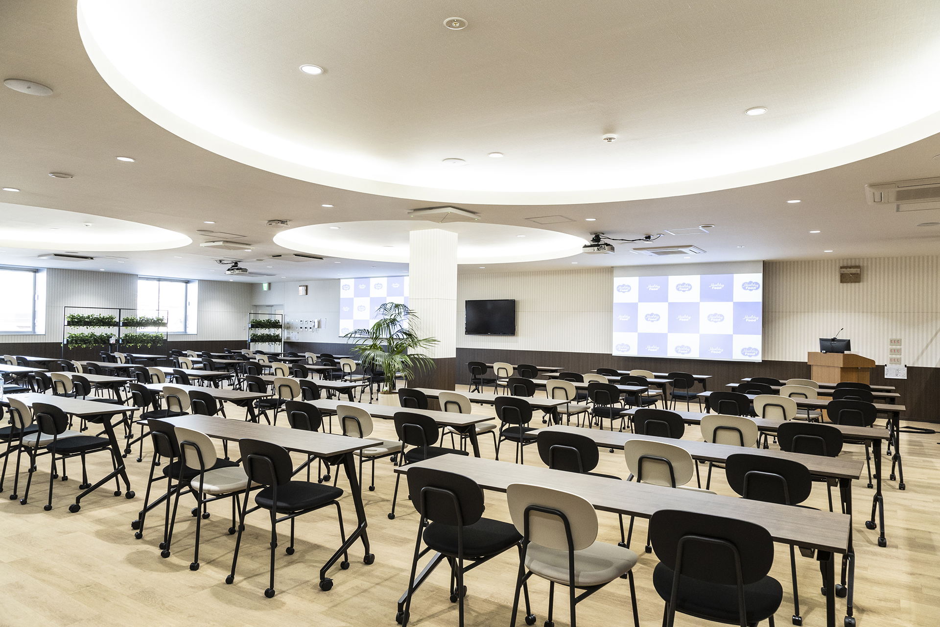 TCC 2が導入されたヘルシーフード株式会社の社員食堂兼会議室