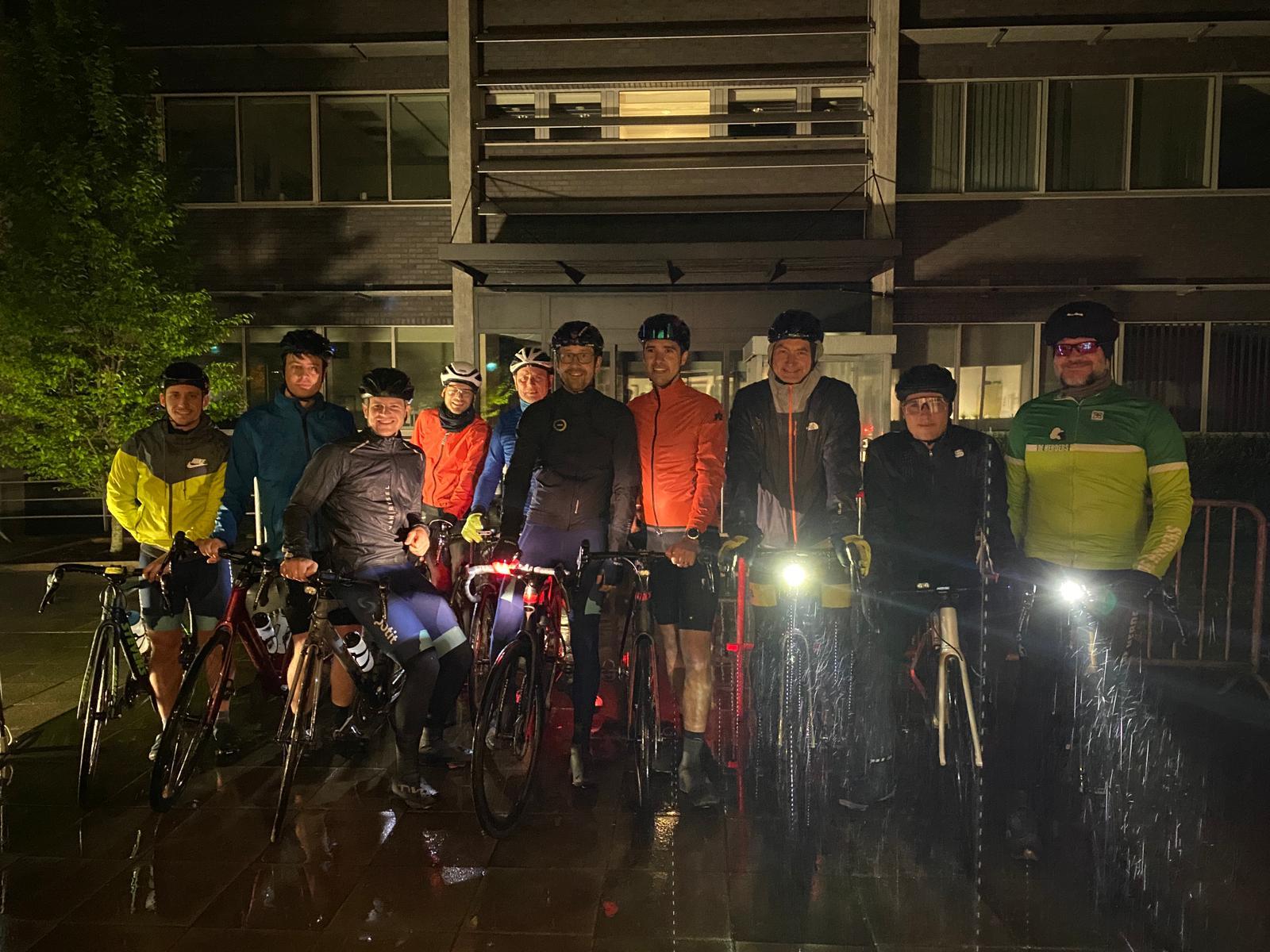 Voor dag en dauw vertrokken tien dappere fietsers voor een tocht van liefst 250 kilometer.