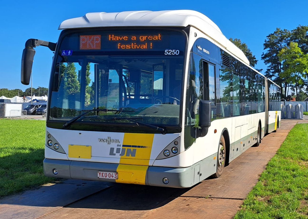 Pendelbus van De Lijn.