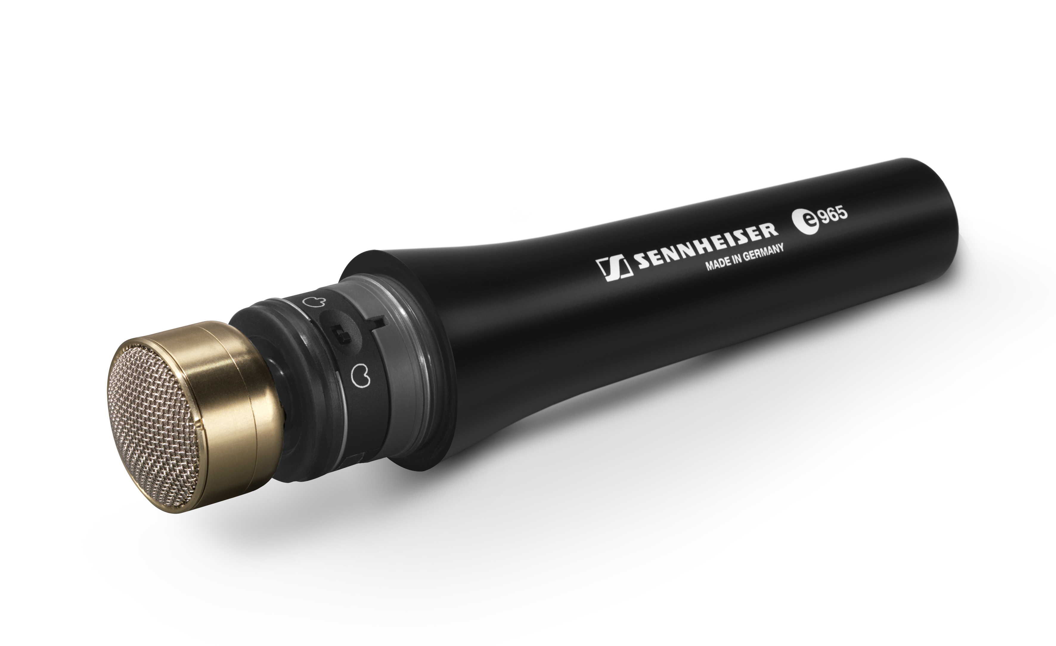 Thanks to a dual diaphragm, the e 965 can be switched between cardioid and super-cardioid patterns