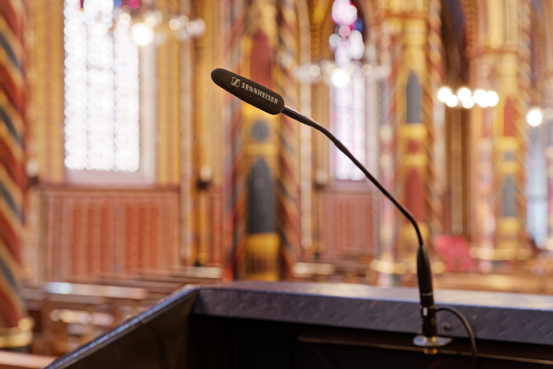 Sennheiser ME 36 an biegbaren MZH Schwanenhälsen sind an verschiedenen Positionen im Kirchenschiff installiert