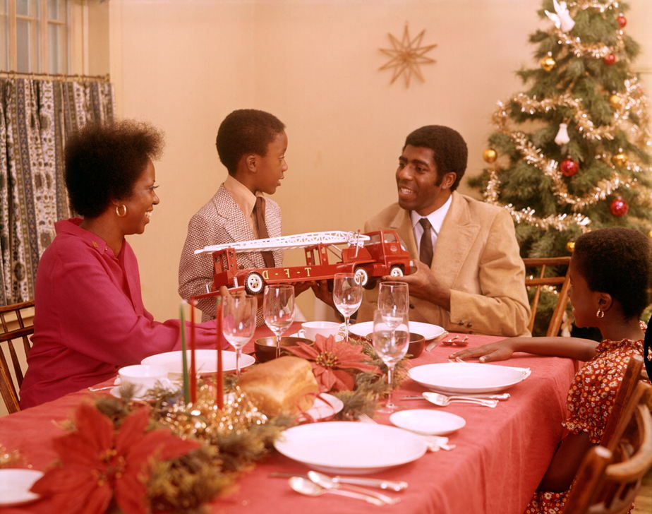 AKG4210447 1970s Family sitting around table at Christmas. © akg-images / ClassicStock / PHOTO MEDIA