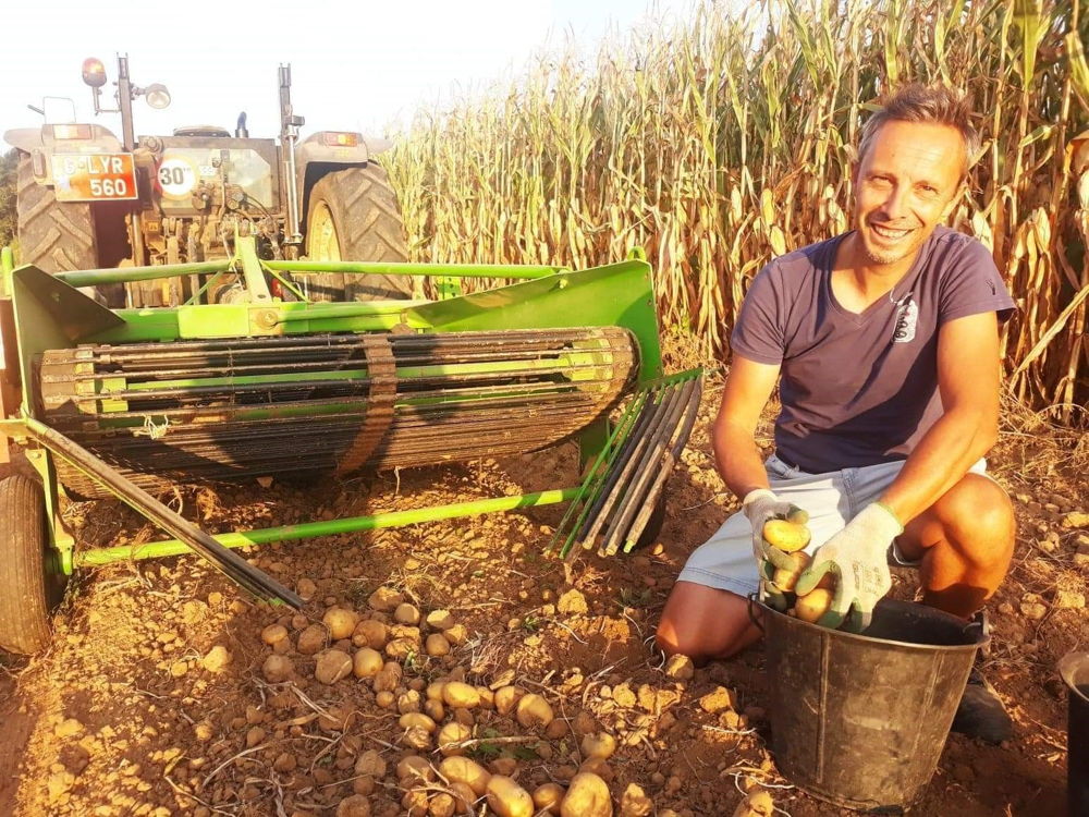 Johan Standaert brengt heel wat vrije tijd door op zijn aardappelveld.