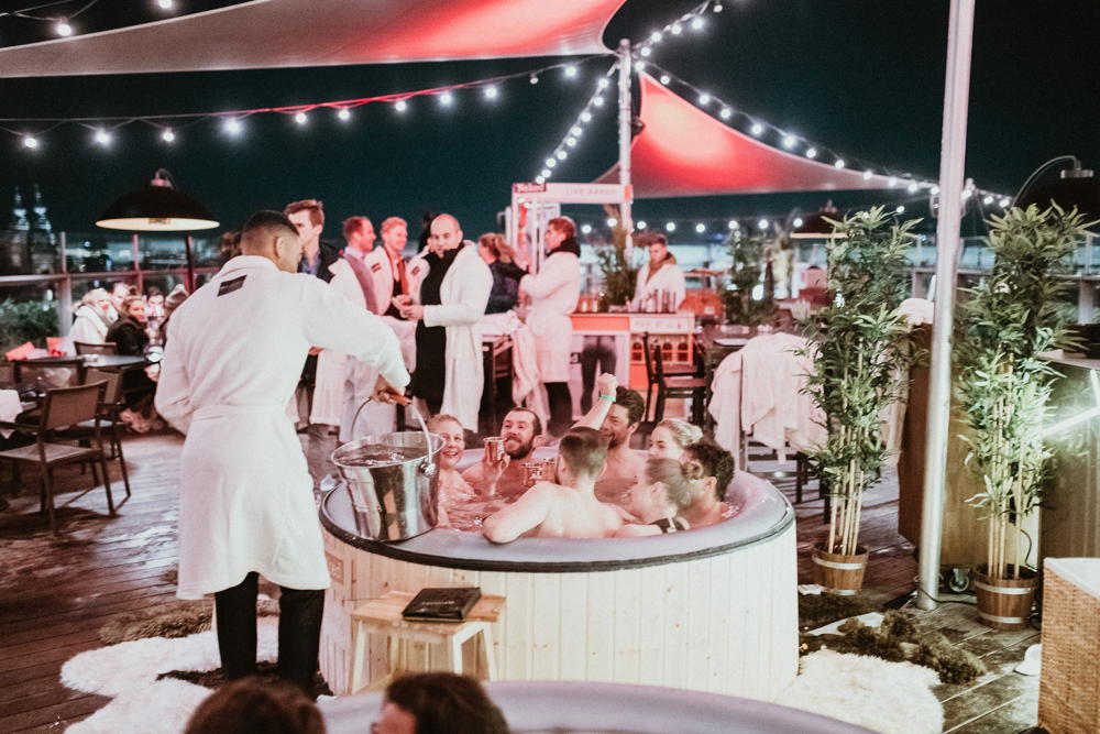 Naked Rooftop Jacuzzi Party bij SkyLounge