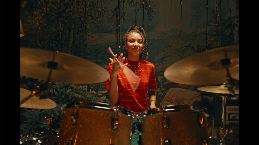 Sterdrummer Nandi Bushell ©2025 De LEGO Groep