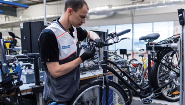 Invitation presse : Decathlon forme les Bruxellois à la réparation de vélos et leur offre un emploi