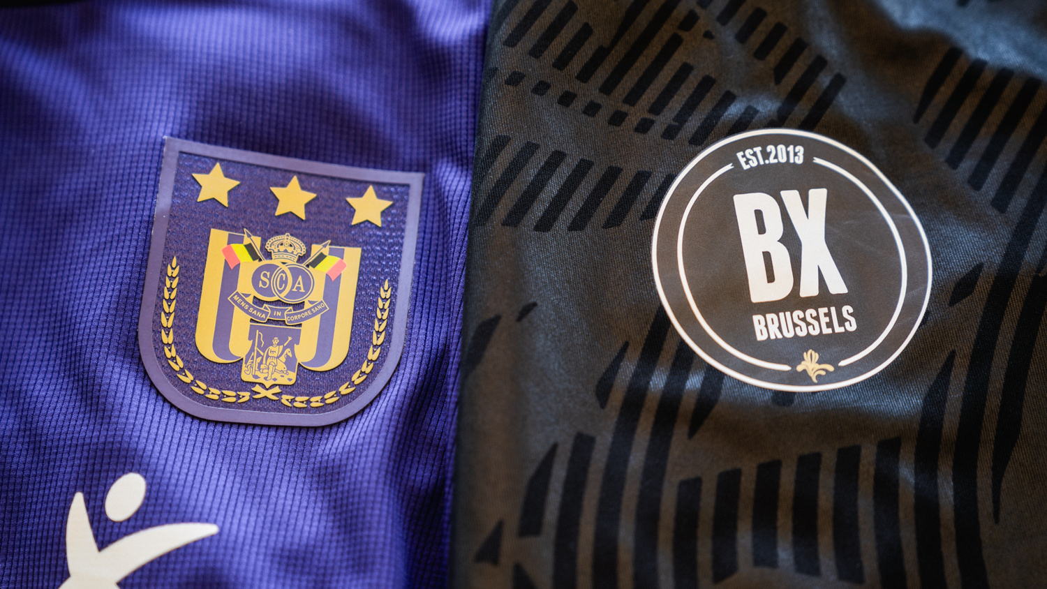 De truitjes van RSCA en BX naast elkaar.