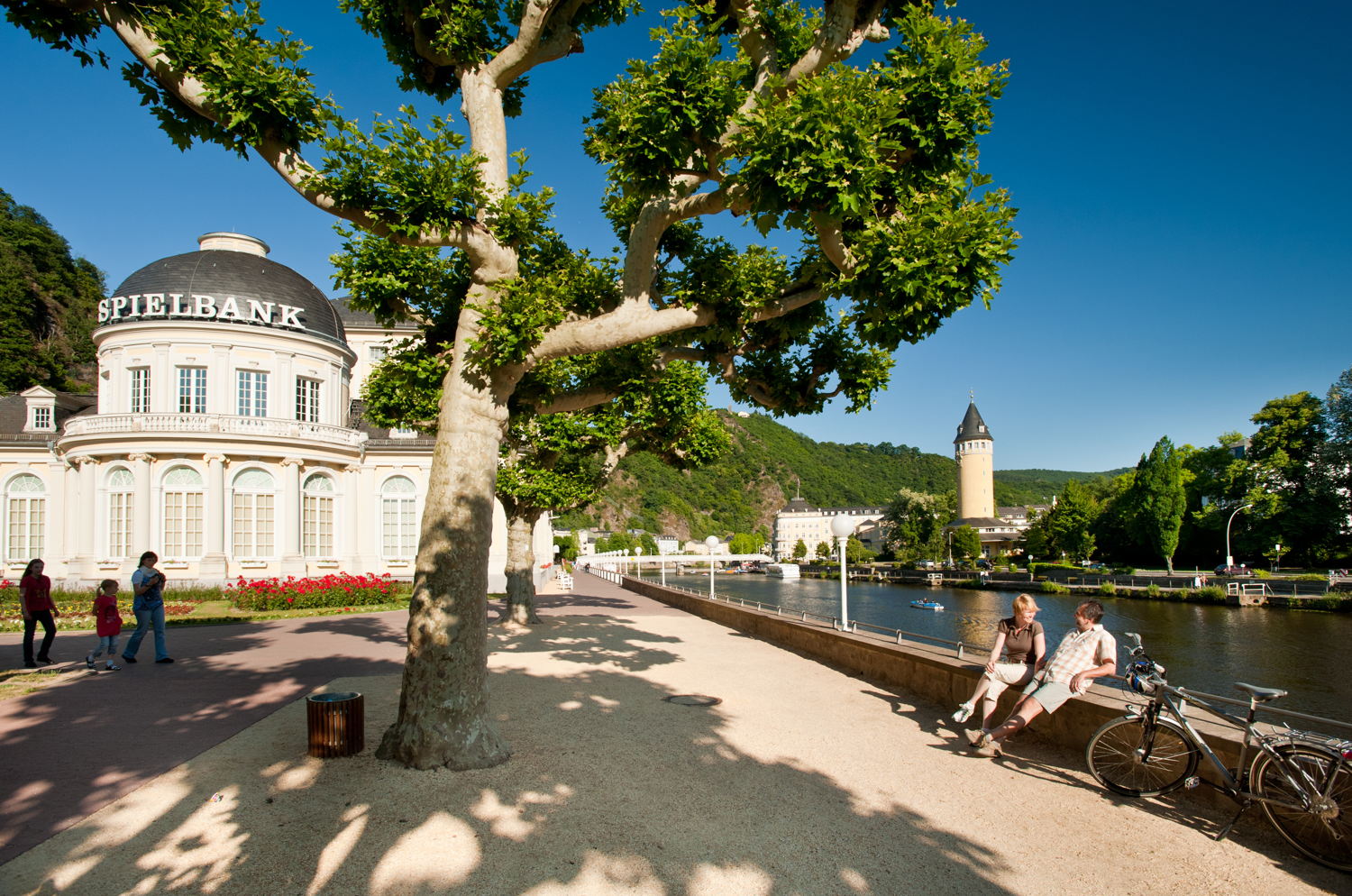 Fietsers voor een casino in Bad Ems (c) Dominik Ketz