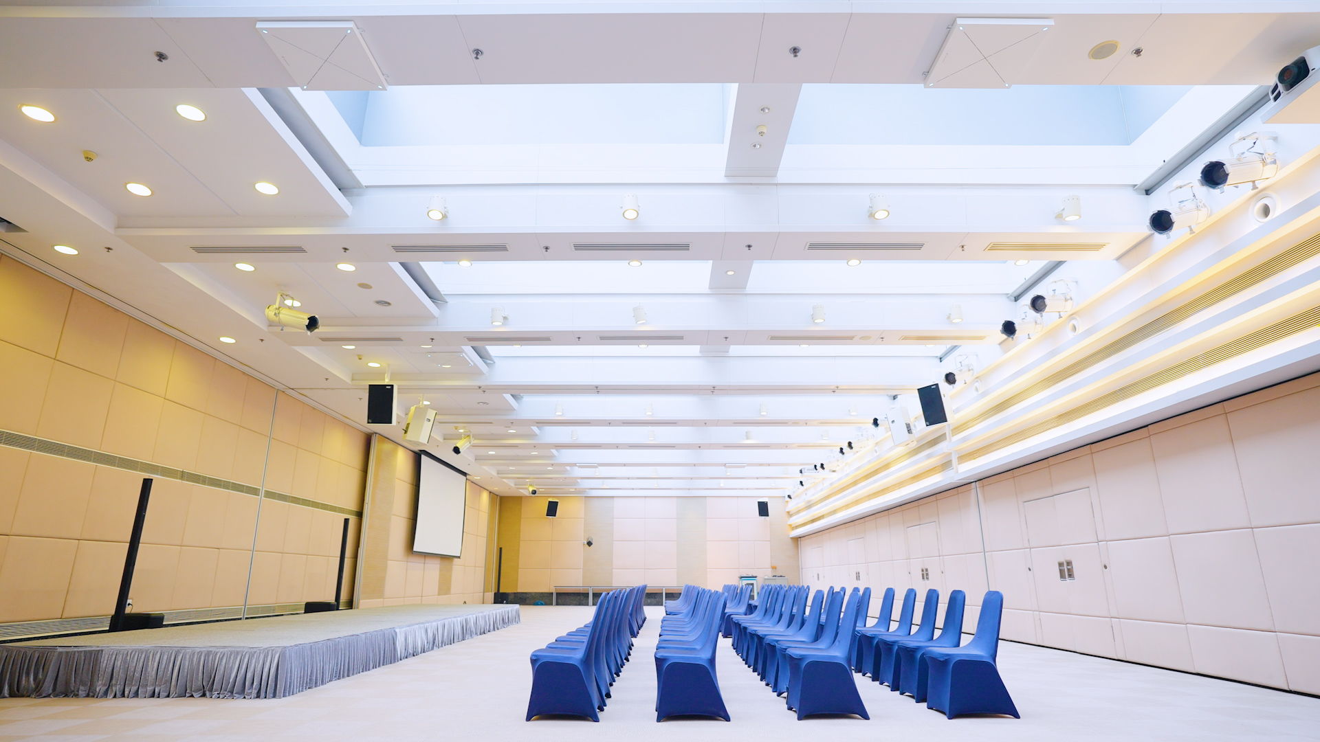 上海德国中心为其大会议室安装了5台TCC 2