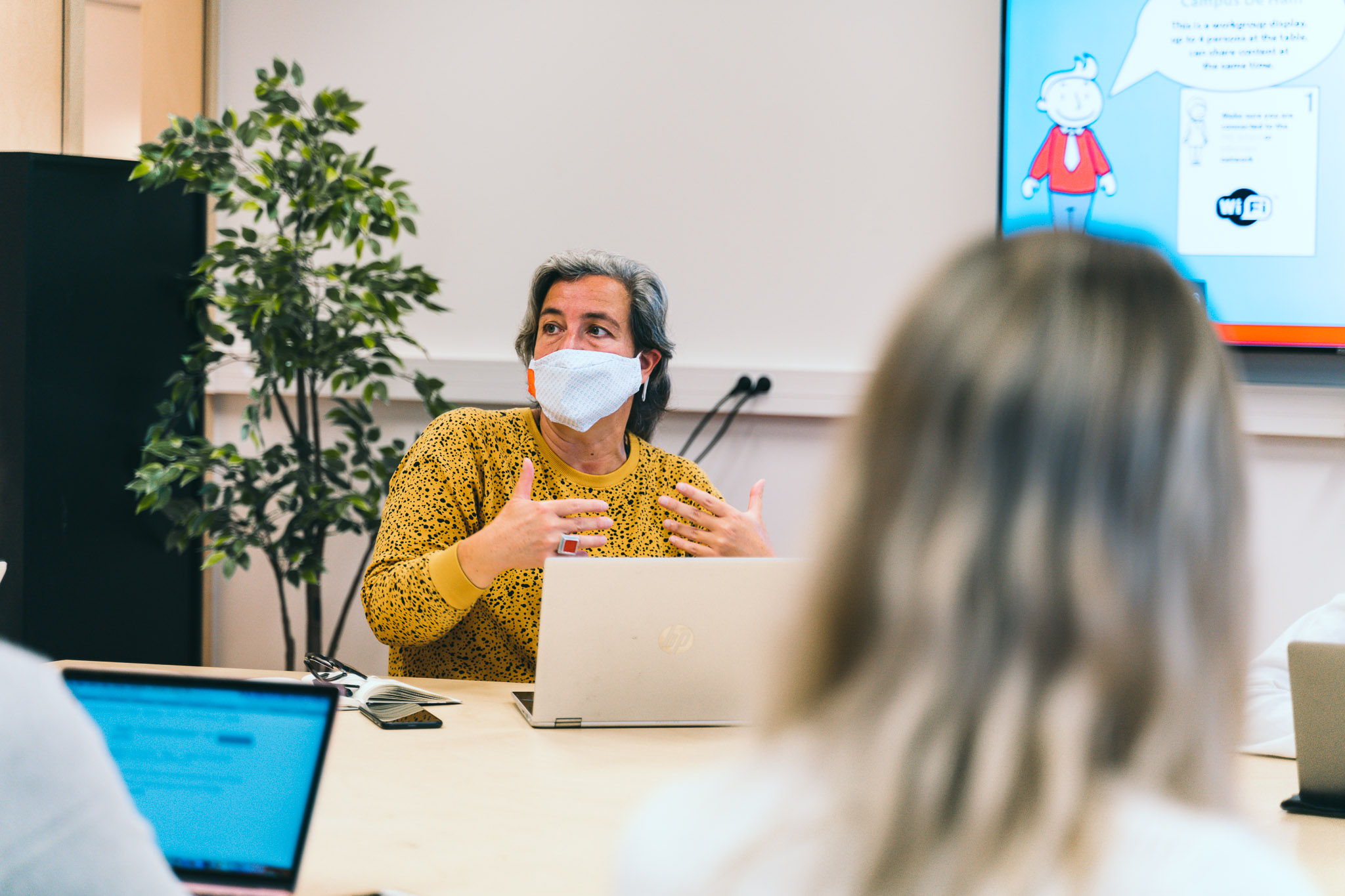 ‘Een superharde werker die alles doet om je op te beuren en altijd klaar staat om nóg eens uit te leggen wat je nog niet snapt,' zo omschrijven haar studenten Lieve.