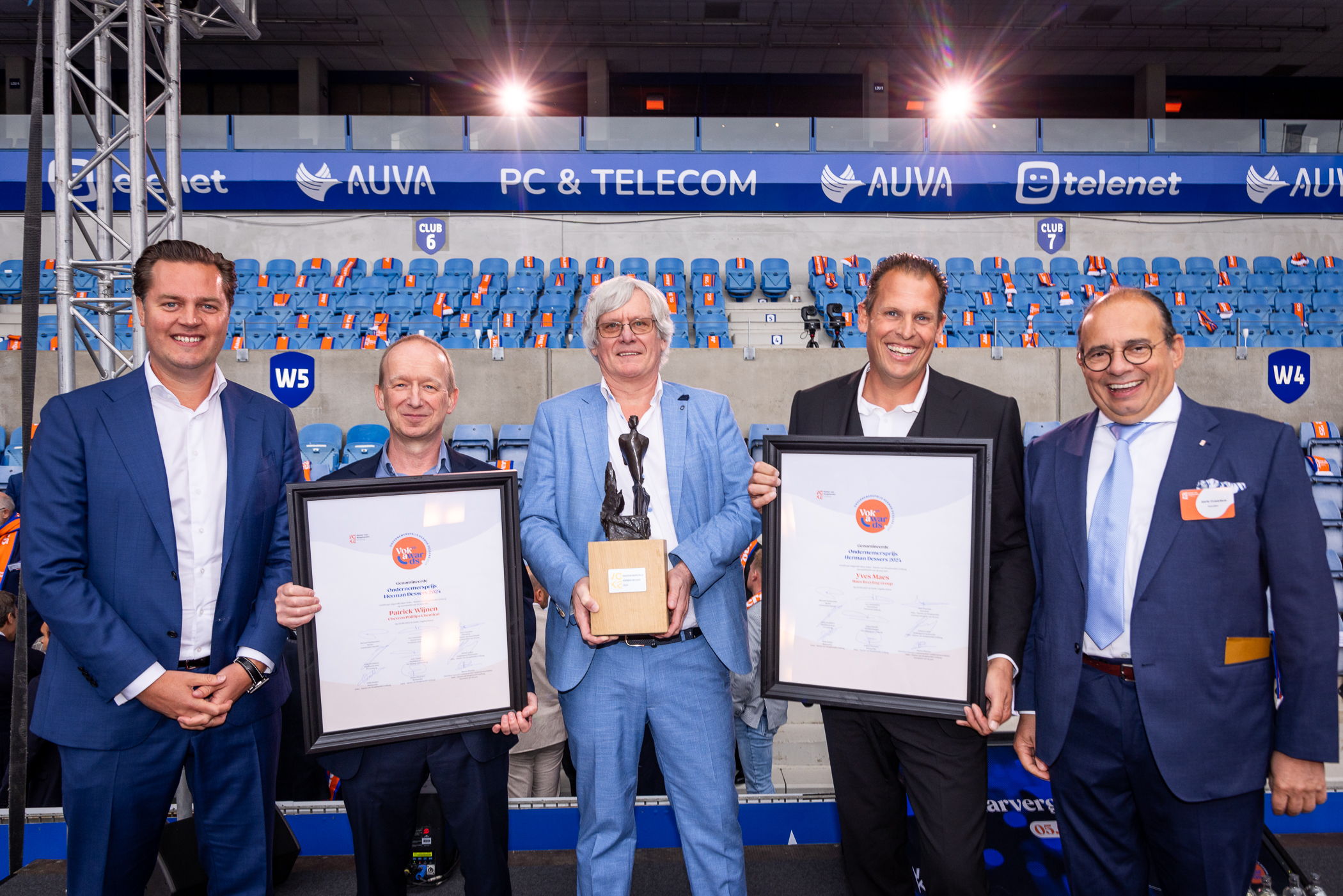 Tom Vandeput (Provincie Limburg), Patrick Wijnen (Chevron Phillips Chemical), Jan Martens (Brouwerij Martens), Yves Maes (Maes Recycling Group) & Joris Vrancken (Voka - KvK Limburg) Tom Vandeput (Provincie Limburg), Patrick Wijnen (Chevron Phillips Chemical), Jan Martens (Brouwerij Martens), Yves Maes (Maes Recycling Group) & Joris Vrancken (Voka - KvK Limburg)