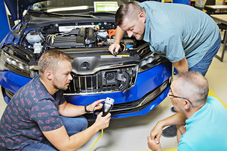 Since the training programmes began in May 2016, more
than 12,000 ŠKODA employees have successfully
completed the special courses. Since the training programmes began in May 2016, more
than 12,000 ŠKODA employees have successfully
completed the special courses.
