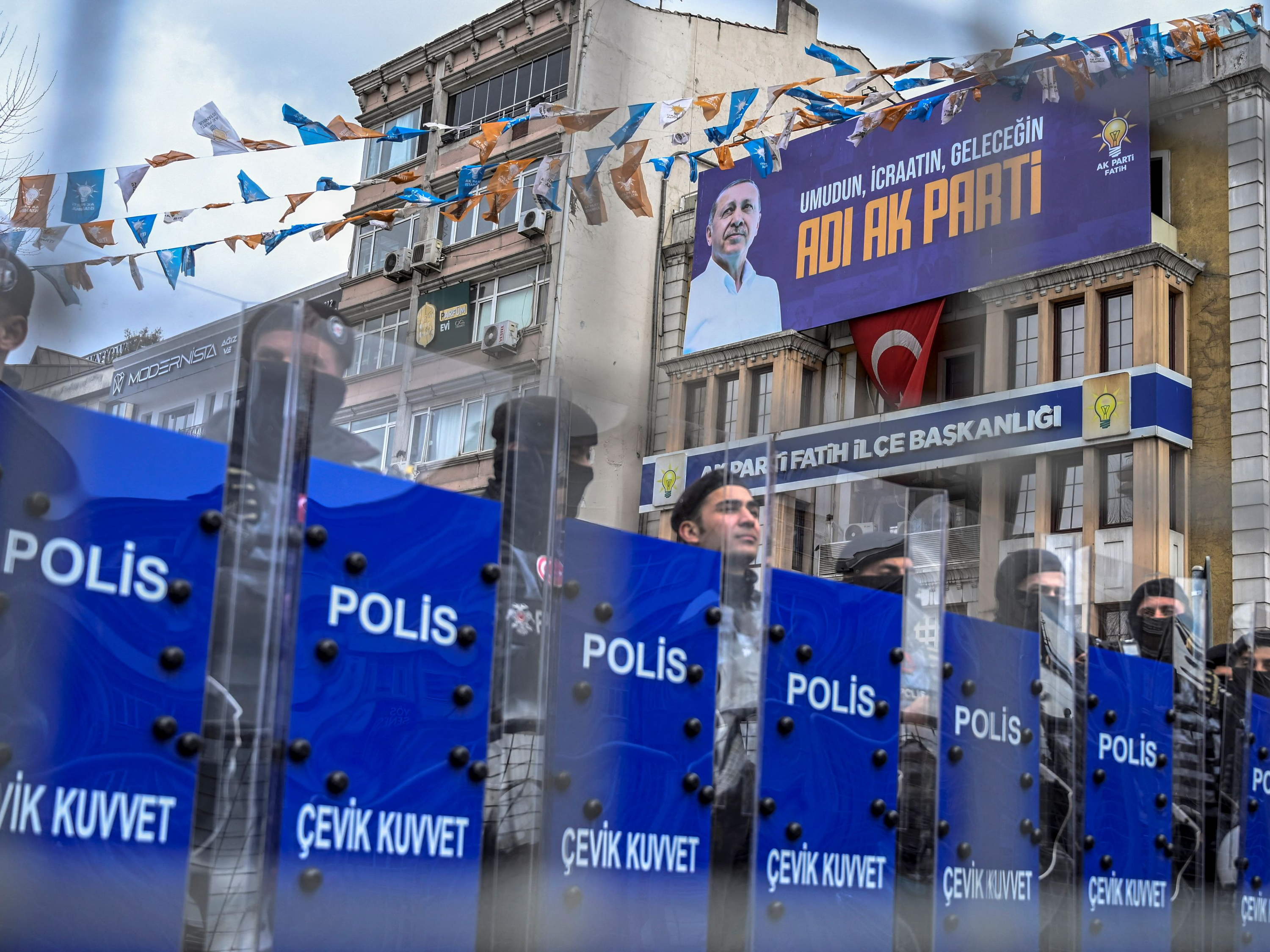 Roads, stations and social networks blocked after Istanbul mayor's arrest