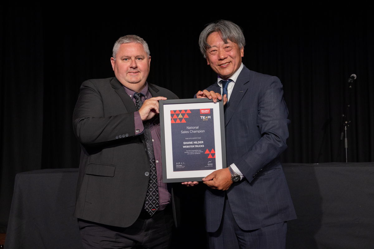 Shane Hilder (left) was awarded 2023 National Champion Sales Consultant by IAL Managing Director and CEO Takeo Shindo (right)