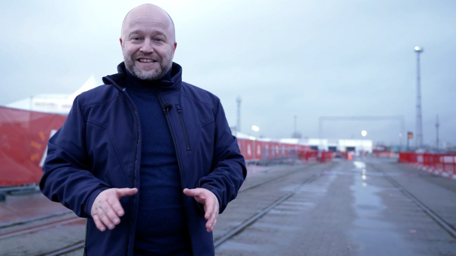 Sven De Ridder neemt je mee door het vaccinatiedorp aan Spoor Oost in Antwerpen.