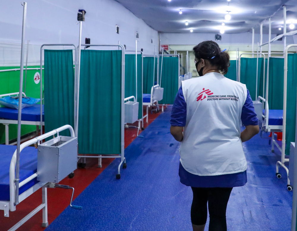 Dr Nisha Mohan, Project Medical Referent, inspecting the COVID - 19 treatment ward.
Responding to the COVID-19 pandemic in India, Médecins Sans Frontières(MSF)/Doctors Without Borders, in collaboration with the Bihar government, has set up a 100-bed temporary hospital for COVID-19 patients at the Patliputra Sports complex in Patna. This COVID -19 treatment centre, the first-of-its-kind to be fully managed by MSF in India, will provide medical care to patients with moderate symptoms, hence, decongesting dedicated government COVID -19 treatment hospitals to focus on severe cases. Photographer: Garvit Nangia/MSF Dr Nisha Mohan, Project Medical Referent, inspecting the COVID - 19 treatment ward.
Responding to the COVID-19 pandemic in India, Médecins Sans Frontières(MSF)/Doctors Without Borders, in collaboration with the Bihar government, has set up a 100-bed temporary hospital for COVID-19 patients at the Patliputra Sports complex in Patna. This COVID -19 treatment centre, the first-of-its-kind to be fully managed by MSF in India, will provide medical care to patients with moderate symptoms, hence, decongesting dedicated government COVID -19 treatment hospitals to focus on severe cases. Photographer: Garvit Nangia/MSF