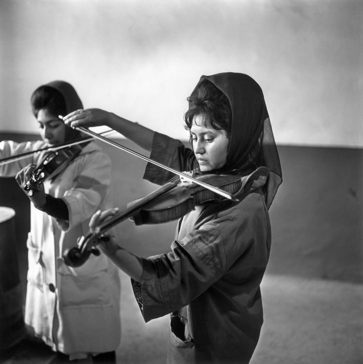 AKG305704 Jeune femme afghane à une leçon de violon donnée en 1963 par l’enseignante autrichienne Mme Wenzlitzka, à l'école de musique de Kaboul, fondée par l’Académie musicale de Vienne (c) Paul Almasy / akg-images