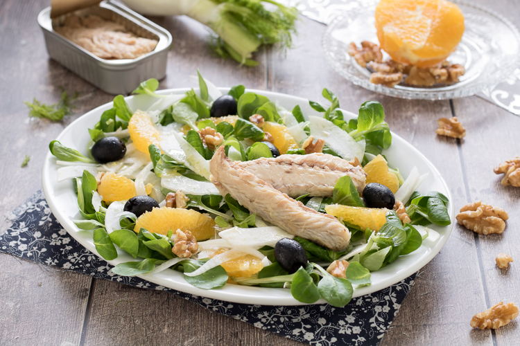 Insalata all'aria d'agrumi, sgombro e noci 