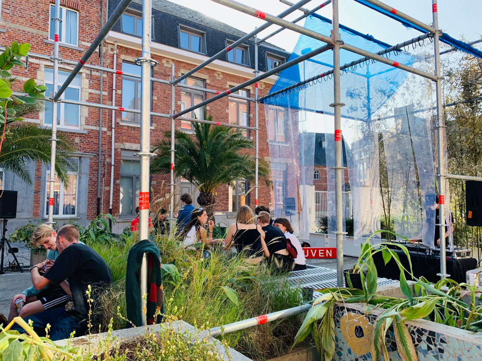 Leuvense jongeren vergroenen Damiaanplein met pop-up tuin