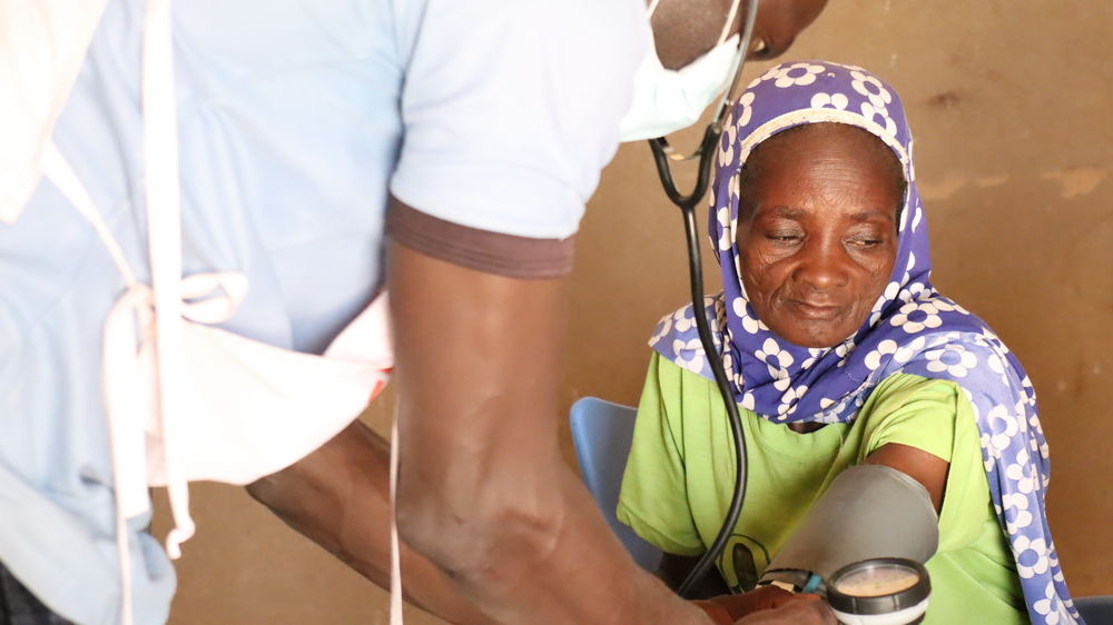 Mariam and her child visiting MSF’s mobile clinic in Sirfou, a village in Burkina Faso’s North region. “I’m here with my sick child. We both are sick, and the free services are such a relief”, says Mariam. Since they fled their hometown, Mariam has been finding it difficult to access healthcare, either due to the absence of the services or due to financial barriers. This is Mariam’s first visit to MSF’s mobile clinics. Photograper: Noelie Sawadogo