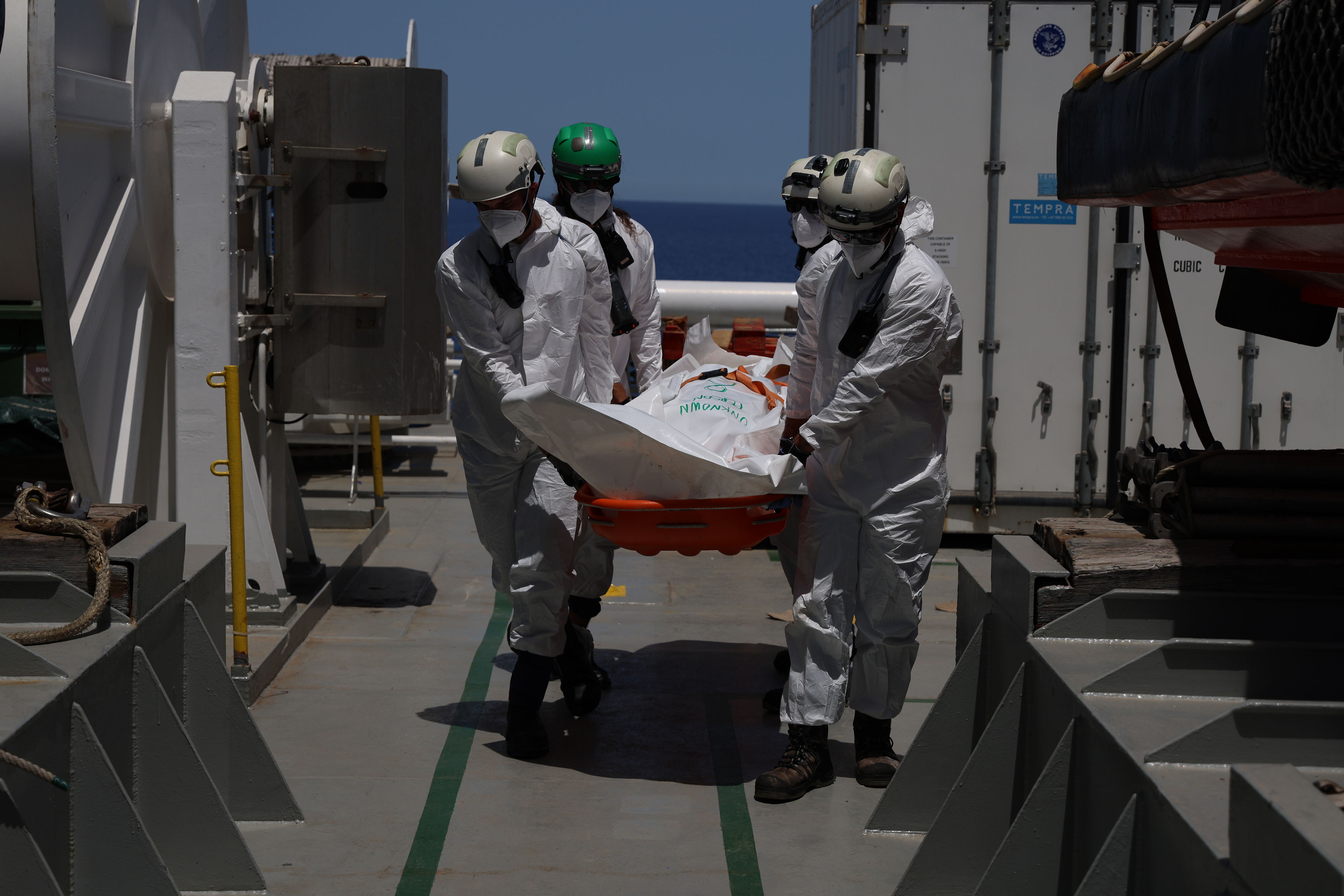 Traslado de uno de los cuerpos recuperados por el Geo Barents a una patrullera de la Guardia Costera italiana. © Frederic Seguin/MSF