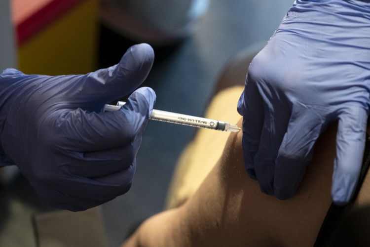 Première vaccination par l'équipe Mobivax dans un centre d'hébergement géré par le Samusocial dans le centre de Bruxelles © Albert Masias/ MSF