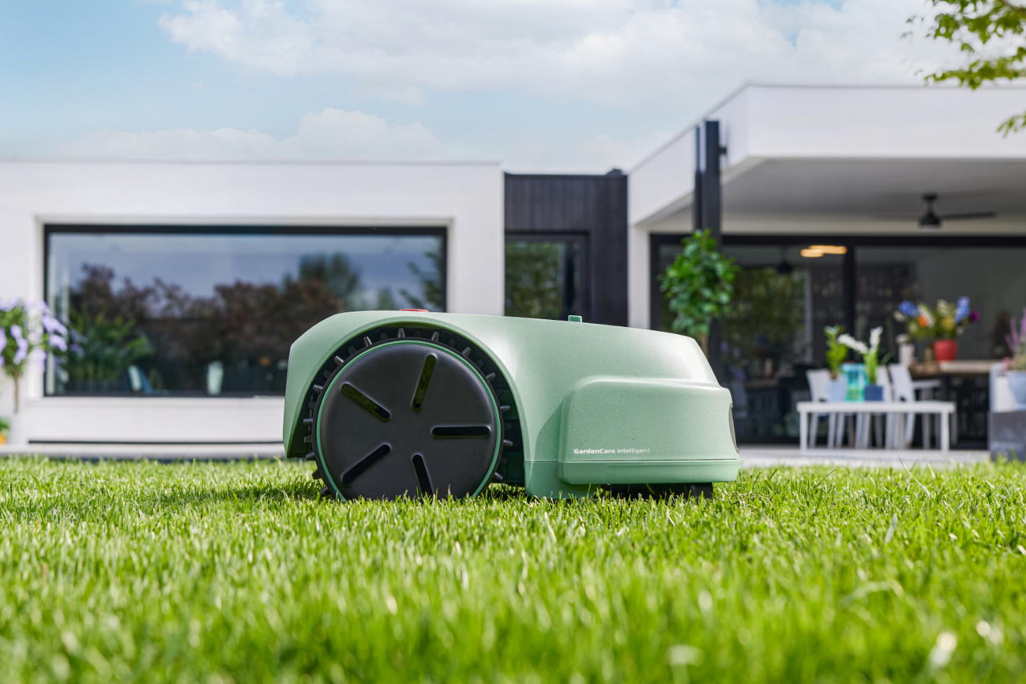 La tondeuse à gazon robotisée de Philips, avec la technologie intelligente GardenCare, change définitivement la façon de tondre le gazon