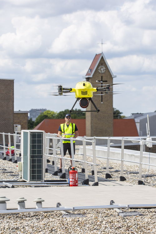 De drone met het menselijk weefsel net voor de landing. (Credit: ZNA / Dirk Kestens)