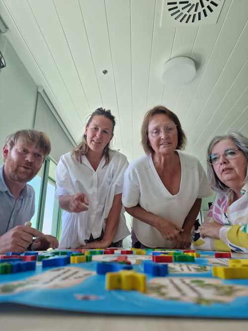 Zorgmedewerkers spelen een bordspel rond crisismanagement in ZAS Open LeerLab Metropool. (Foto: ZAS)