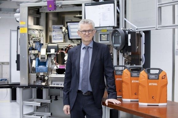 STIHL directievoorzitter Bertram Kandziora bij de eigen productielijn voor accu's in Waiblingen. Daar produceert STIHL ruggedragen accu's voor professionele gebruikers. Daarmee onderstreept de onderneming haar passie voor spitstechnologie – ook bij de accuproducten.