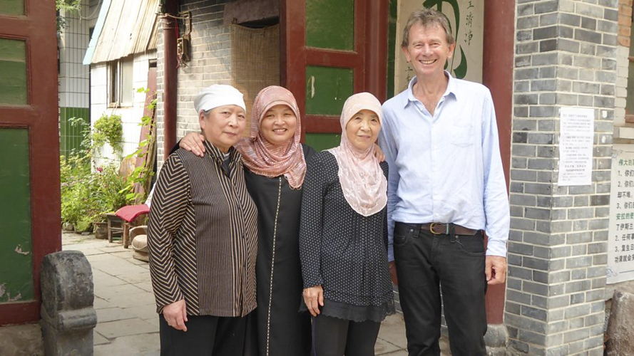 Michael Wood in een moskee voor vrouwen in Kaifeng - (c) BBC Worldwide