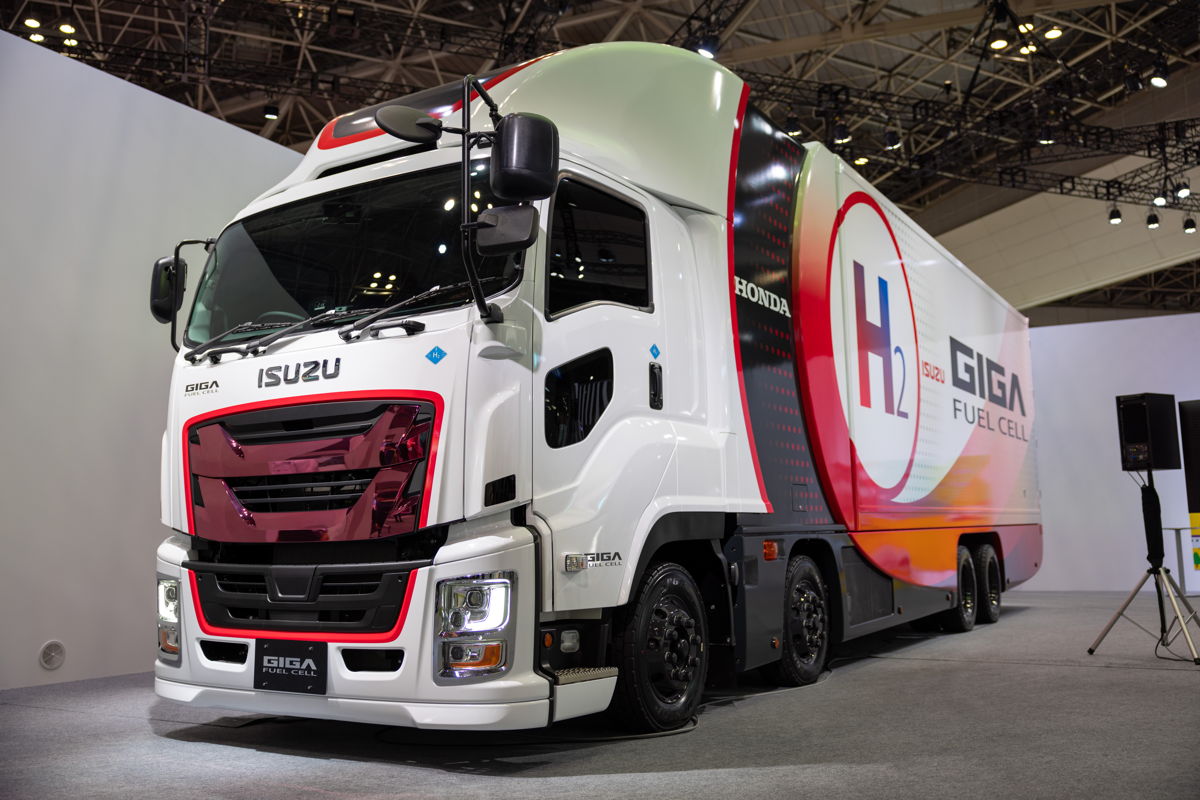 The heavy-duty Giga Fuel Cell truck in the spotlight at the Japan Mobility Show