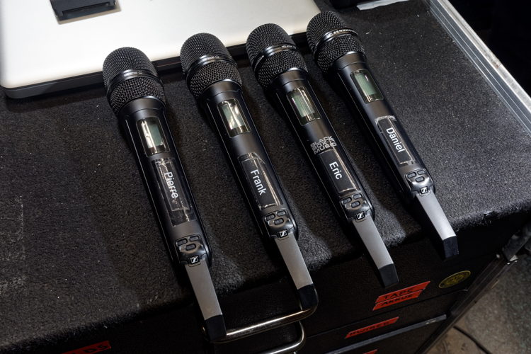 Die Sennheiser Digital 6000 Systeme ermöglichen es, eine hohe Kanaldichte betriebssicher in einem begrenzten Frequenzrahmen unterzubringen Die Sennheiser Digital 6000 Systeme ermöglichen es, eine hohe Kanaldichte betriebssicher in einem begrenzten Frequenzrahmen unterzubringen