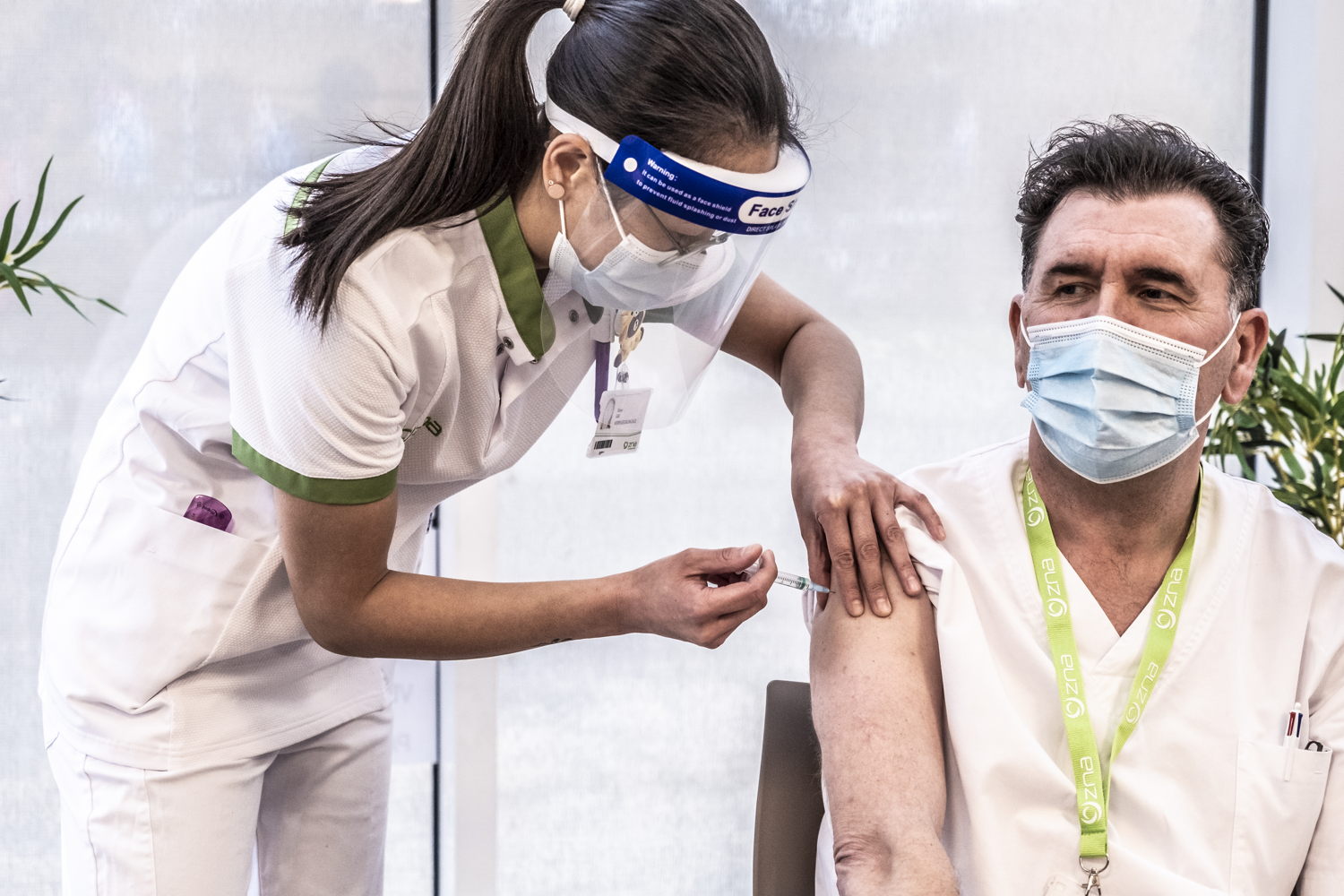 Luc Clement, hoofdverpleegkundige bij ZNA MIddelheim, krijgt als eerste ziekenhuismedewerker in Vlaanderen het Moderna-vaccin. (foto: Maxime Minsen)
